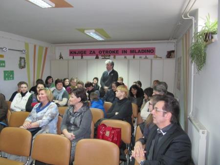 Okrogla miza Otrok v rejništvu = otrok med dvema družinama 11